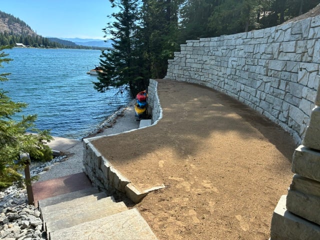 Curved retaining wall using pre-cast concrete blocks